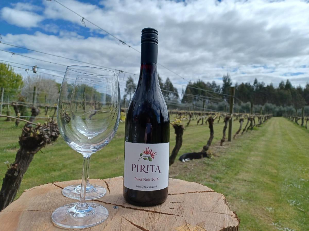 Pirita Vineyard Cottage. Upper Moutere Экстерьер фото